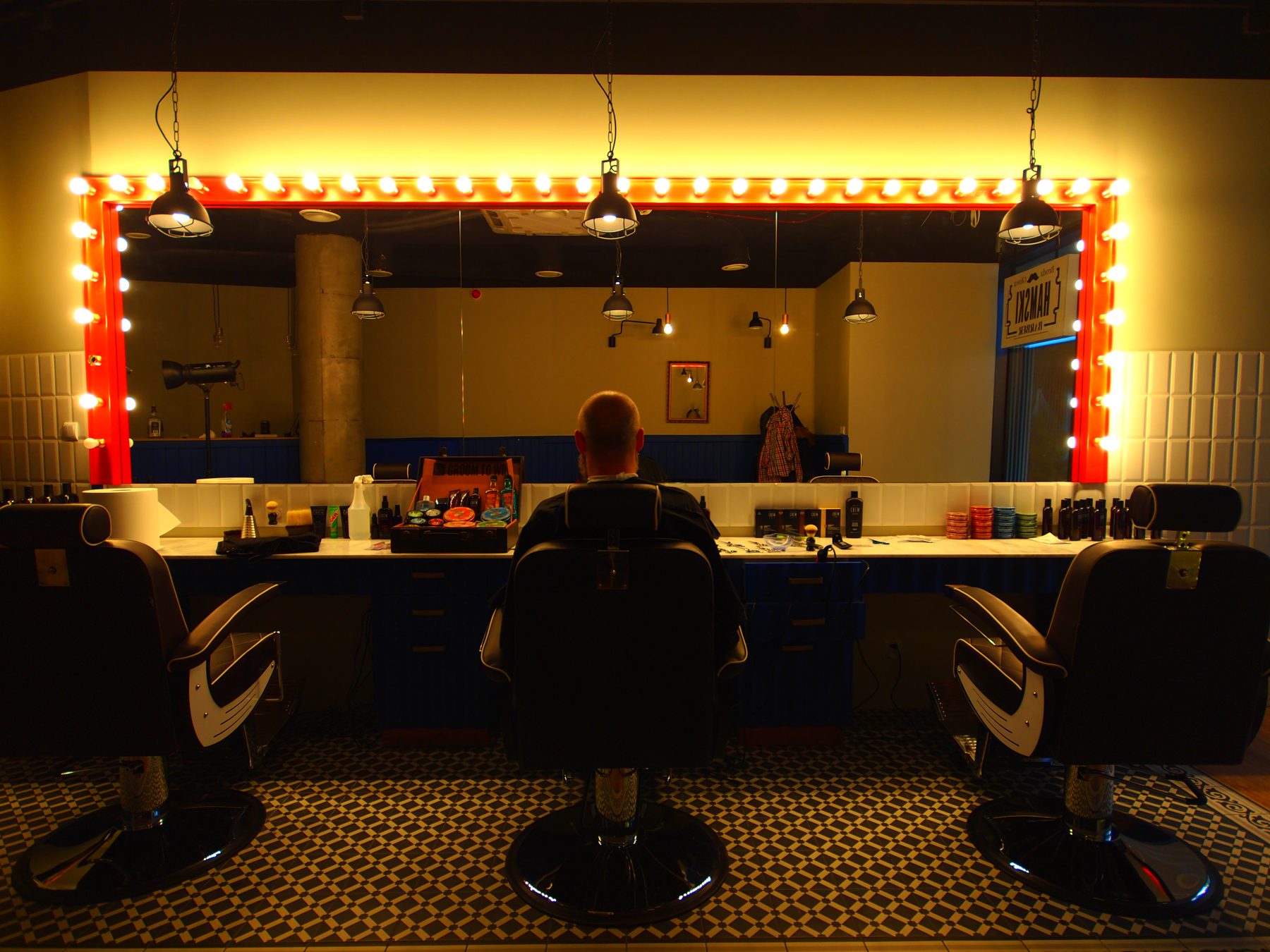 Barber Hamski przy stanowisku — salon Royal Wilanów